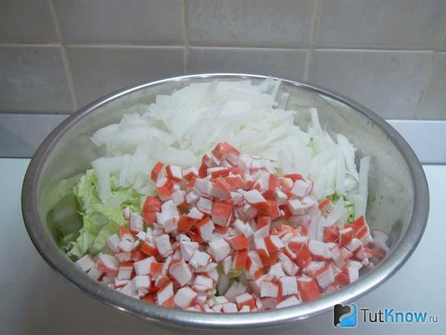 Крабовые палочки нарезаны кубиками
