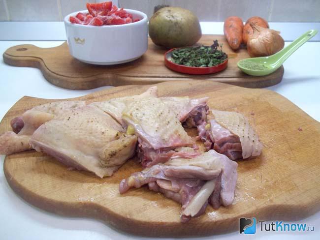 Курица нарезана кусками