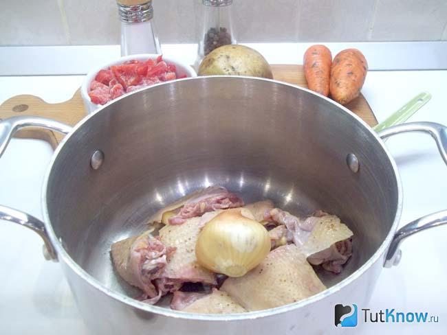 Курица с луком сложены в кастрюлю