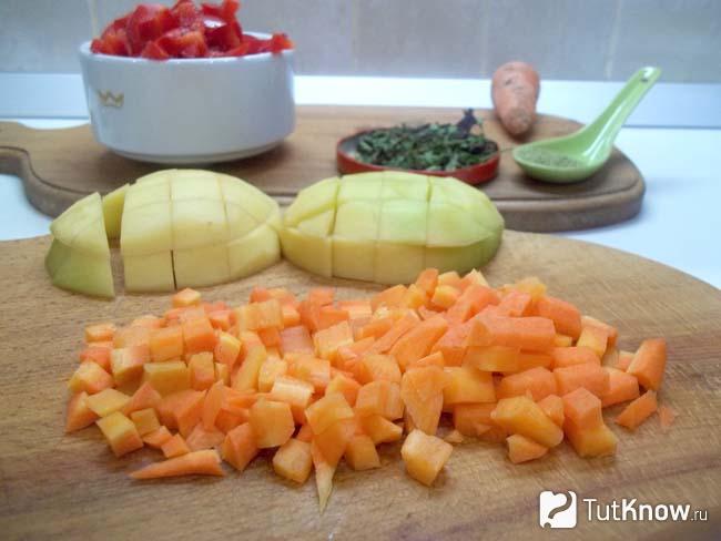 Морковь очищена и нарезана кубиками