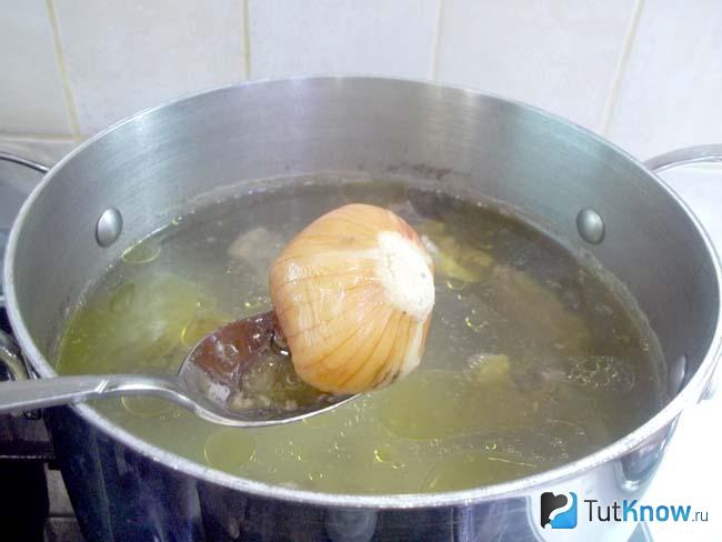 Из бульона удалена луковица