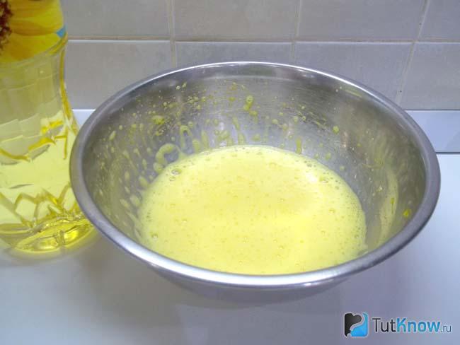 Яйца взбиты миксером с сахаром и растительным маслом