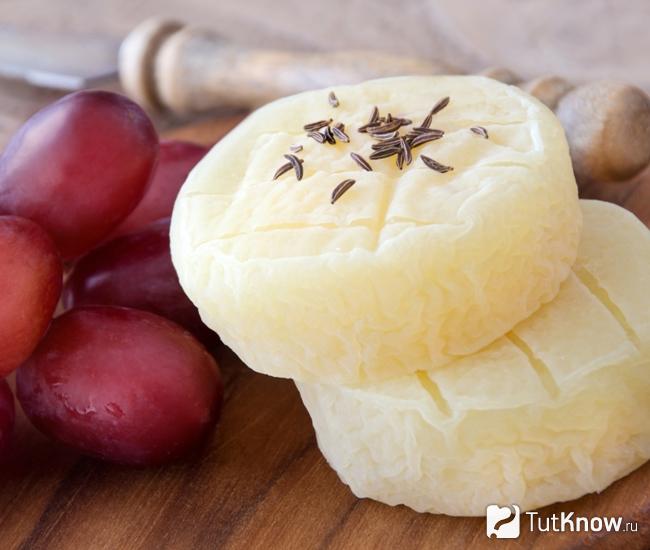 Харцский сыр с виноградом
