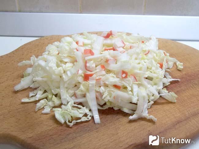 Готовый салат из пекинской капусты, крабовых палочек и сыра