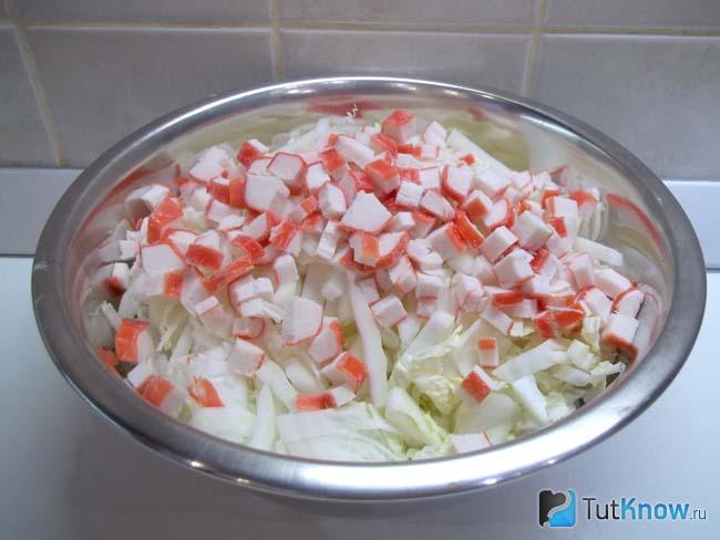 Крабовые палочки нарезаны кубиками