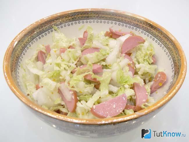 Готовый салат из пекинской капусты, с сосисками и кунжутом