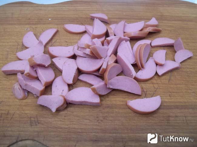 Сосиски нарезаны полукольцами