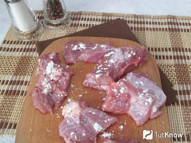 Мясо присыпано мукой