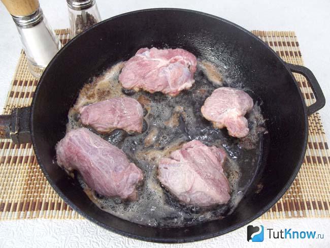 мясо жарится в сковороде