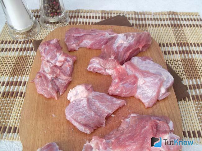 Мясо нарезано кусочками