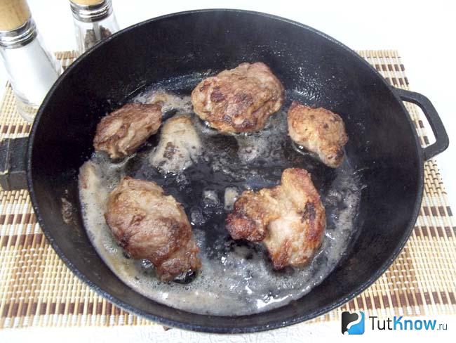 мясо жарится в сковороде