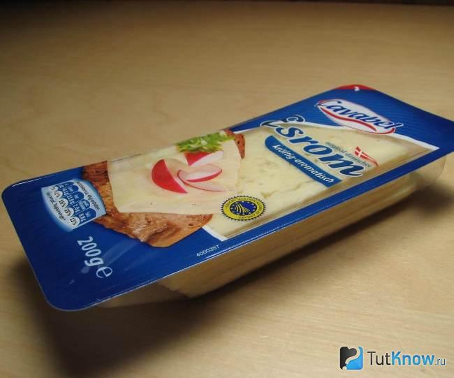 Сыр Эсром в упаковке