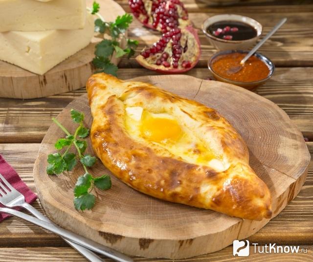 Хачапури по-аджарски с сыром Леердам