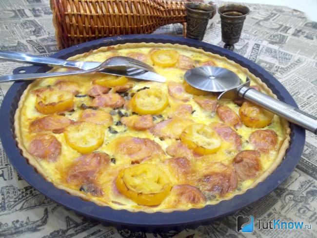 Готовый заливной открытый пирог из песочного теста с грибами, сосисками и помидорами