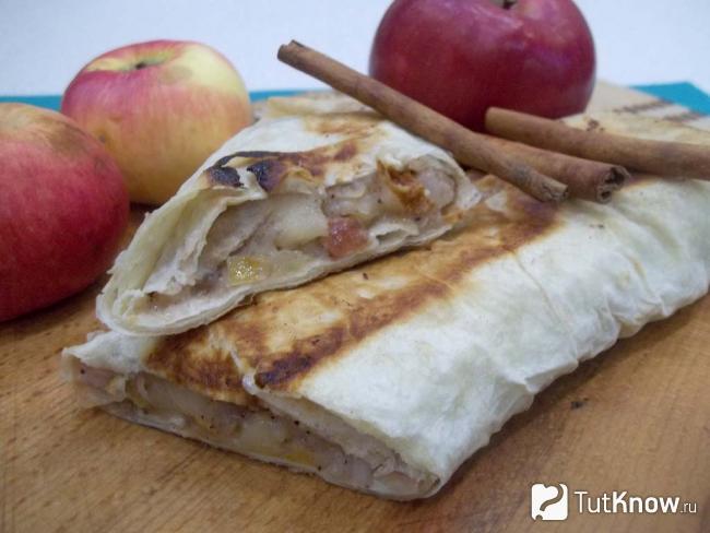 Готовый рулет из лаваша с яблоками, арахисом и корицей