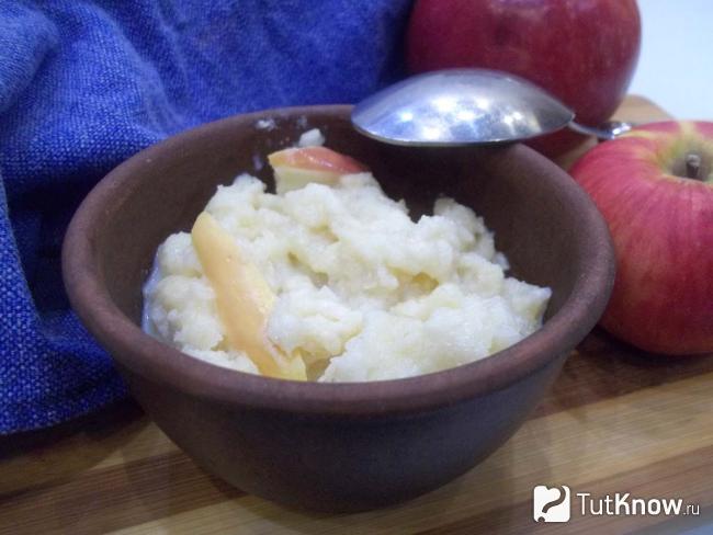Готовая манка с яблоками в микроволновке