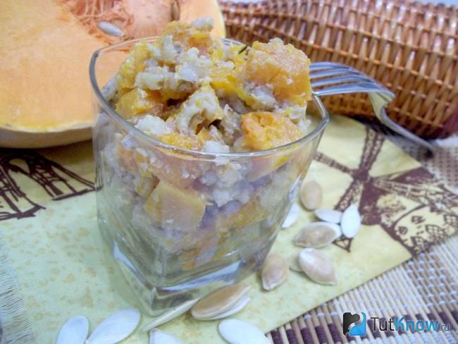 Готовая тыквенная каша на молоке с перловкой, медом и изюмом