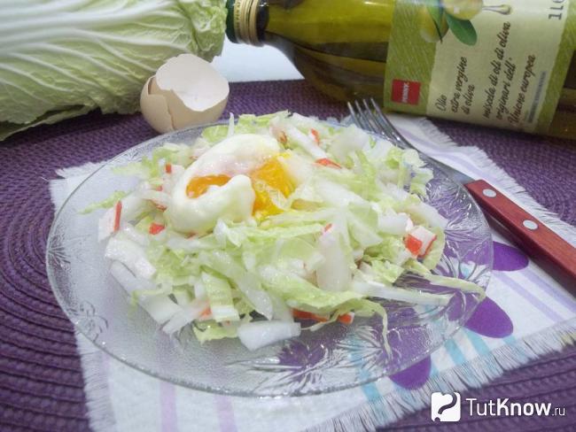 Готовый салат из крабовых палочек, пекинской капусты и яйца-пашот