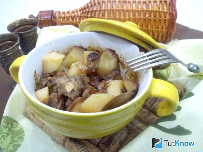 Готовые горшочки с мясом и картофелем