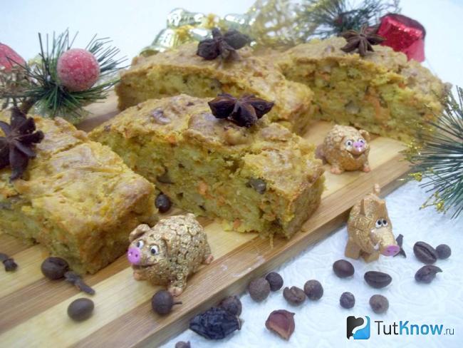 Готовый рождественский морковно-имбирный кекс с грецкими орехами