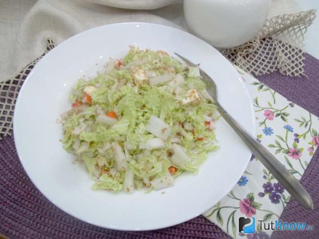 Готовый салат из пекинской капусты с сыром, отрубями и крабовыми палочками