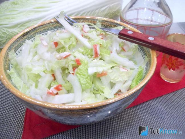 Готовый салат из пекинской капусты, редьки и крабовых палочек