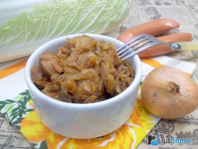 Готовая тушеная капуста с сосисками в томатном соусе