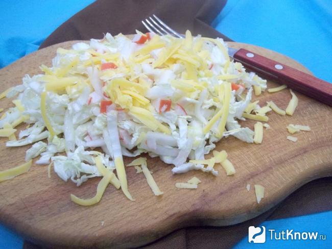 Готовый салат из пекинской капусты, крабовых палочек и сыра