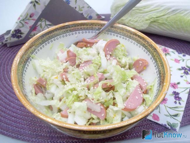 Готовый салат из пекинской капусты, с сосисками и кунжутом