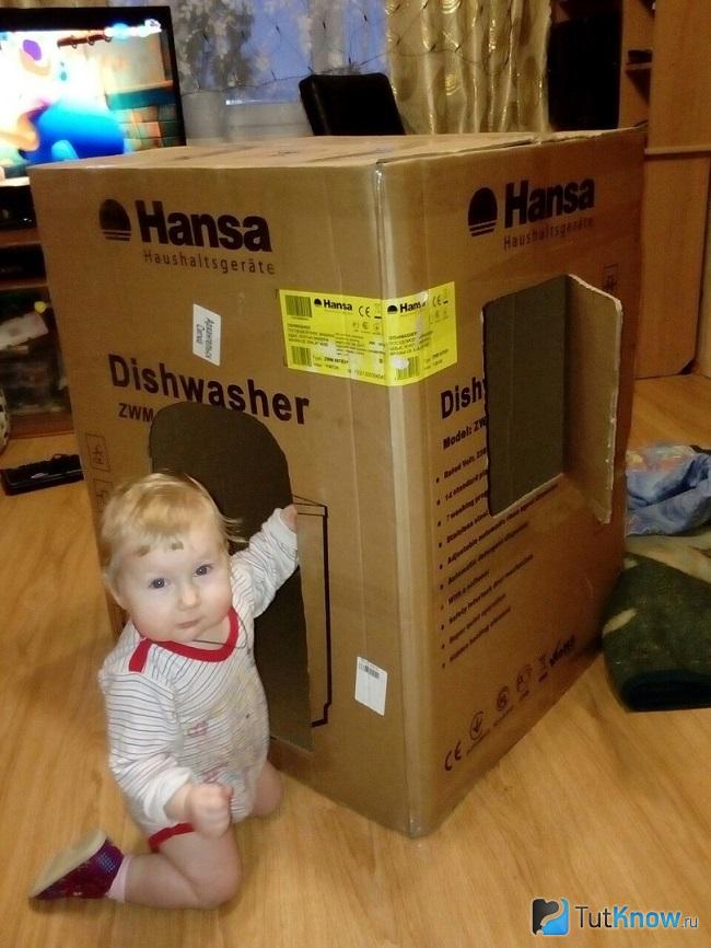 Ребёнок возле картонной коробки
