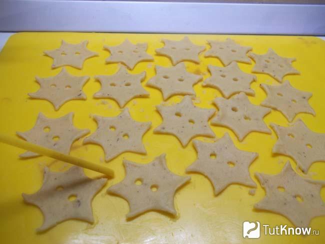 На печеньях сделаны дырочки пластиковой трубочкой