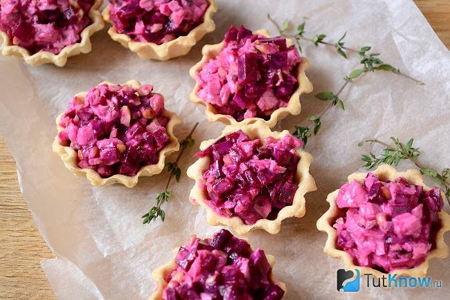 Готовый к подаче свекольный салат с курицей и орехами