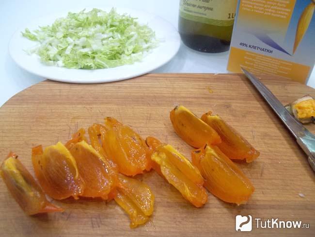 Хурма нарезана дольками