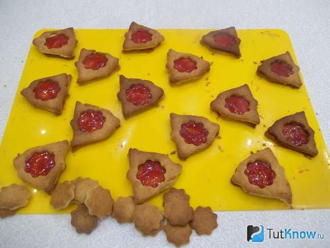Шоколадный джемом печенья клубника. 1546974085 14. Шоколадный джемом печенья клубника фото. Шоколадный джемом печенья клубника-1546974085 14. картинка Шоколадный джемом печенья клубника. картинка 1546974085 14. Название этого печенья говорит само за себя. Печенье тает во рту. Капля джема марки "Махеев" делает это печенье нарядным и очень вкусным.