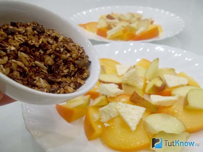 Продукты политы лимонным соком и присыпаны гранолой
