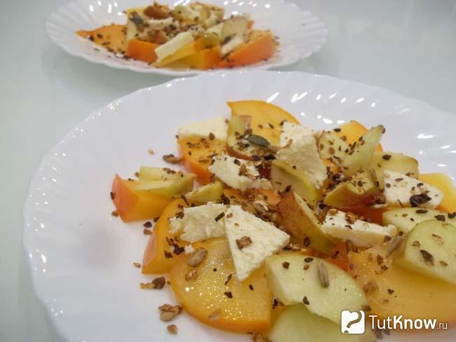 Готовый салат с хурмой, яблоками, сыром и гранолой