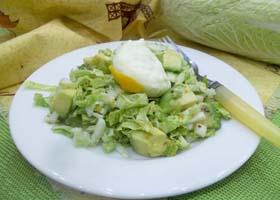 Салат из пекинской капусты, авокадо и яйца-пашот