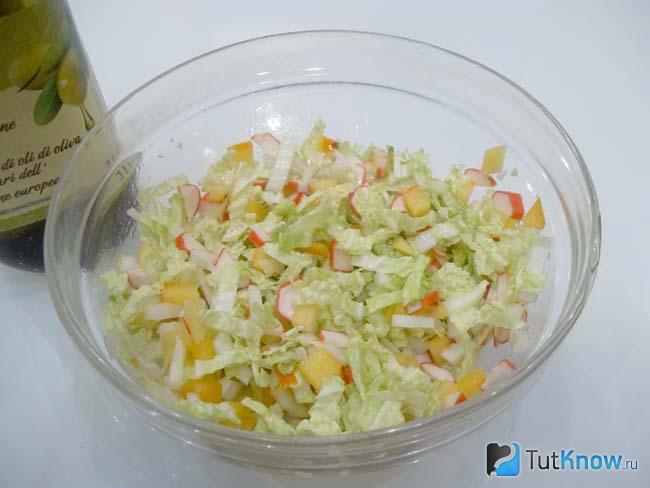 Готовый крабовый салат с хурмой и пекинской капустой