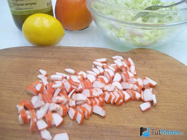 Крабовые палочки нарезаны кубиками