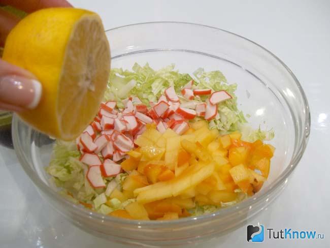 Продукты соединены и заправлены лимонным соком и оливковым маслом