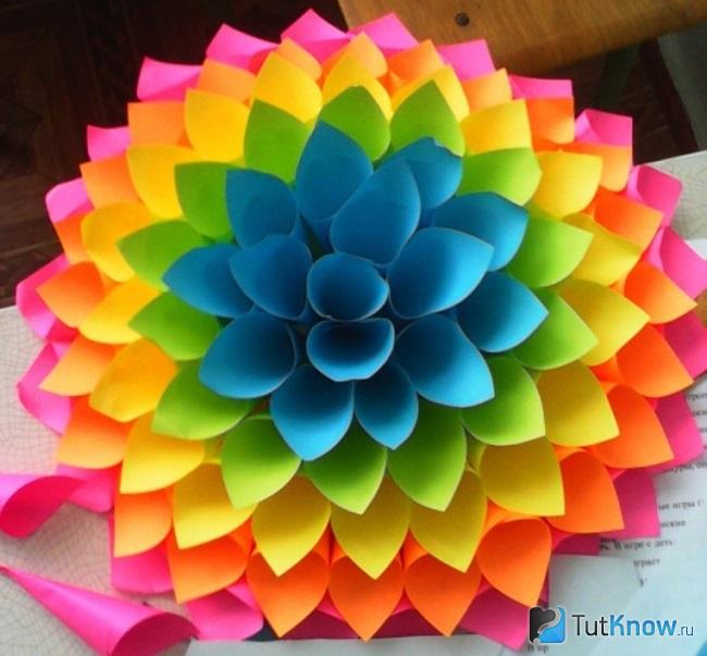 Цветок из разноцветной бумаги