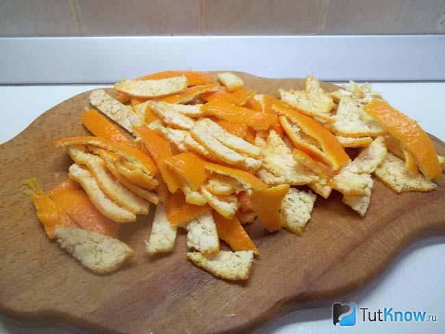 мандариновые корки нарезаны соломкой