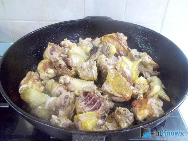 Курица жарится