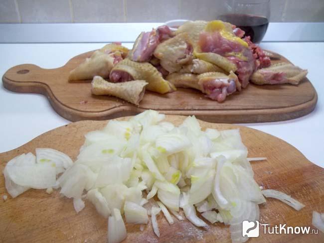 Лук нашинкован полукольцами