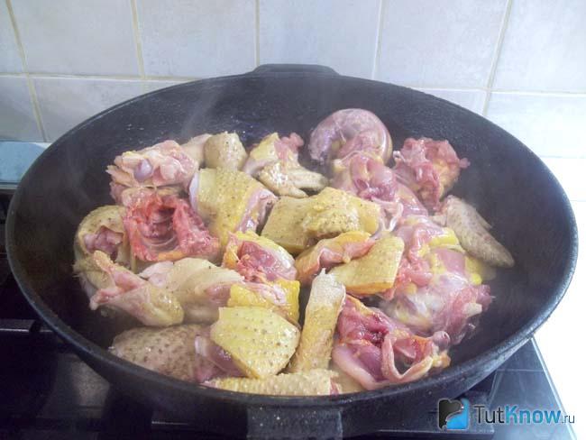 Курица выложена в сковороду