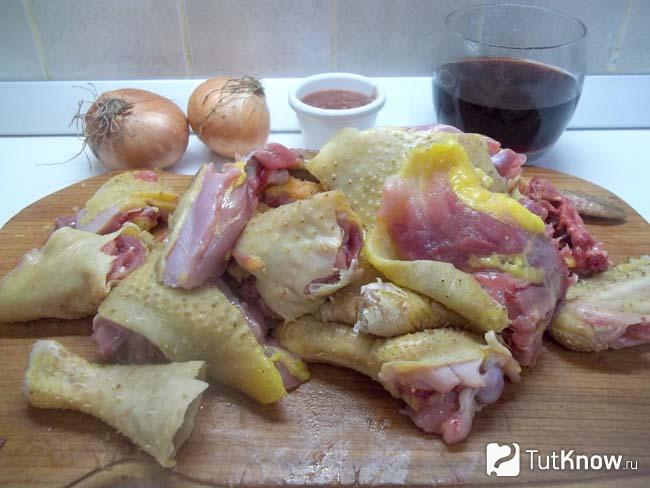 Курица нарезана кусочками