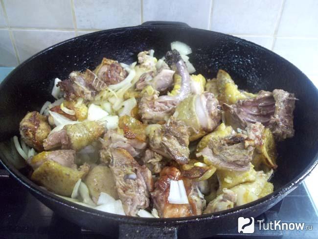 Курица с луком жарятся