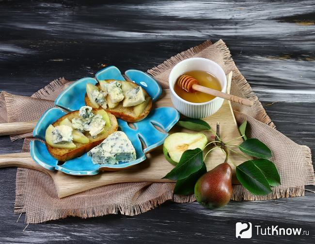 Брускетта с грушами и сыром Кешел Блю