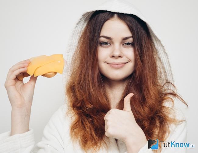 Девушка кушает сыр Дабл Глостер
