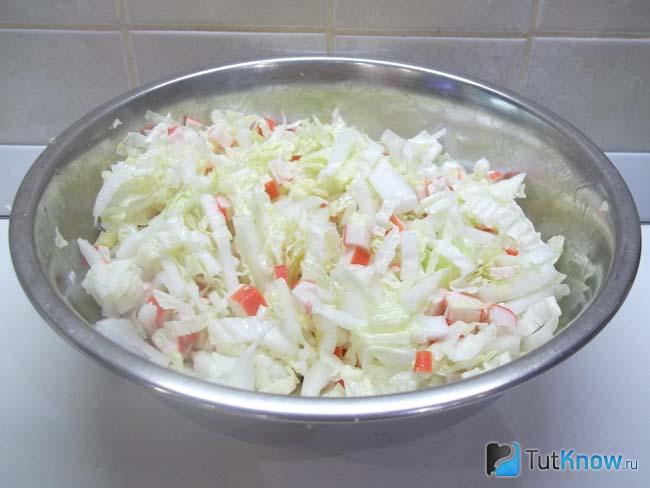 Готовый салат с пекинской капустой, имбирем и крабовыми палочками